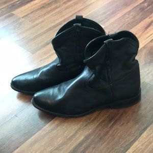 FRYE women’s Wyatt Short Western Boot. Women’s 10